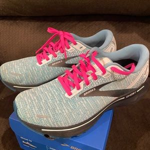 Brooks Ghost 14 women neutral white, black and blue light size 9